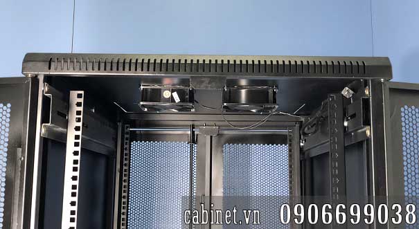 nóc tủ có gắn quạt hút giúp tản nhiệt ra bên ngoài